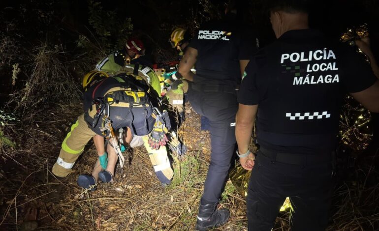 Rescatan de madrugada a una octogenaria perdida en una zona inestable por las lluvias en el distrito Este de Málaga