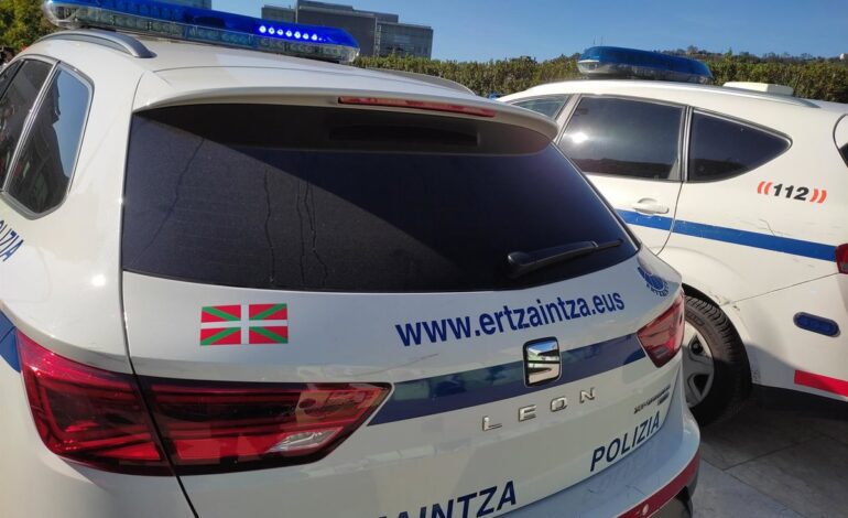 Un ertzaina da positivo en drogas tras chocar su coche patrulla contra el vehículo que perseguía en Bilbao