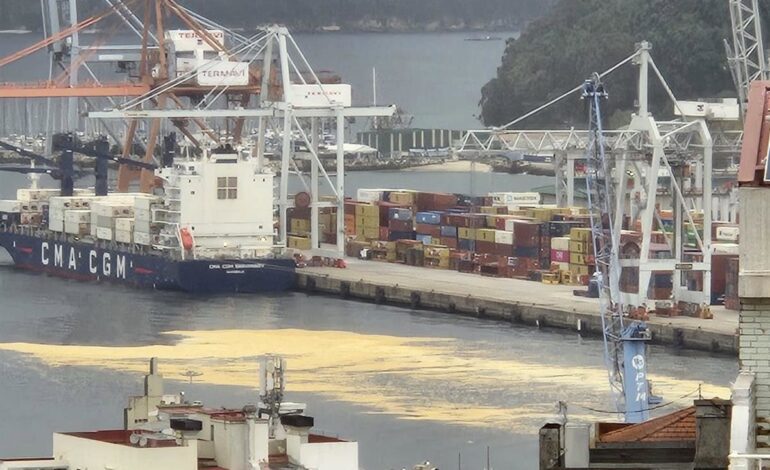 Activo el Plan Camgal en nivel 1 por el vertido del depósito de grasa de palma en el Puerto de Vigo