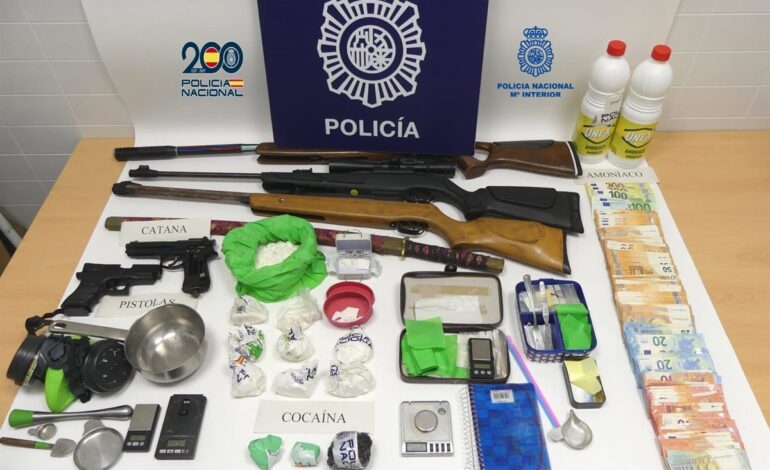 Desmantelan en Ribeira un punto de tráfico de drogas que se salda con dos detenidos