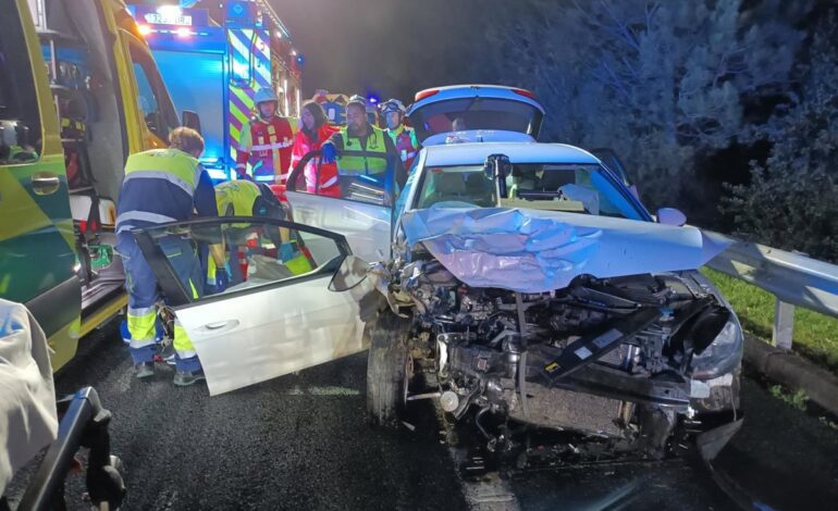 Cuatro heridos en una colisión entre un turismo y un autobús en la A-8, a la altura de Bárcena de Cicero