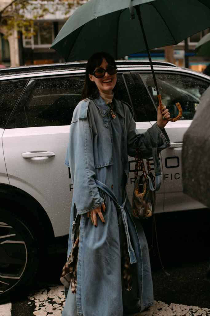 Cuando llueve, hay algunas cosas que no debes hacer porque hace que tu cabello se encrespe más.