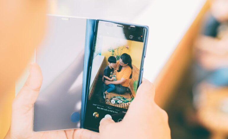 ¿Qué es el ‘sharenting’ y por qué puede poner en riesgo a tu hijo? El Ministerio de Juventud va a regular esta práctica