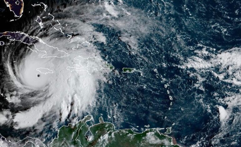 El huracán Melissa, que deja siete muertos en el Caribe, toca tierra en Jamaica como categoría 5