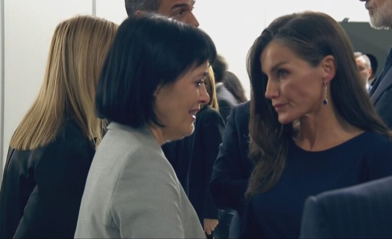 Las lágrimas de Toñi, víctima de la DANA, con la reina Letizia a su llegada al funeral de Estado