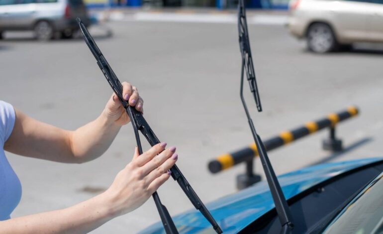 Si encuentras tu coche con los limpiaparabrisas levantados, ojo: esto significa