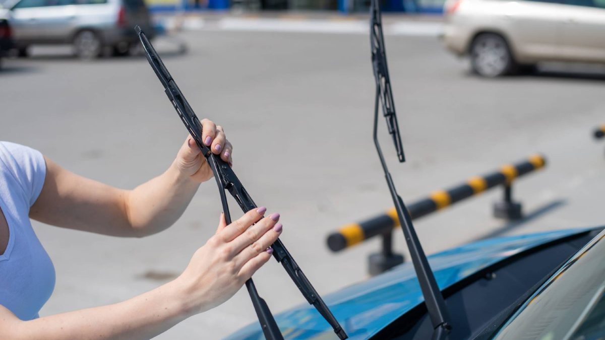 Si encuentras tu coche con los limpiaparabrisas levantados, ojo: esto significa