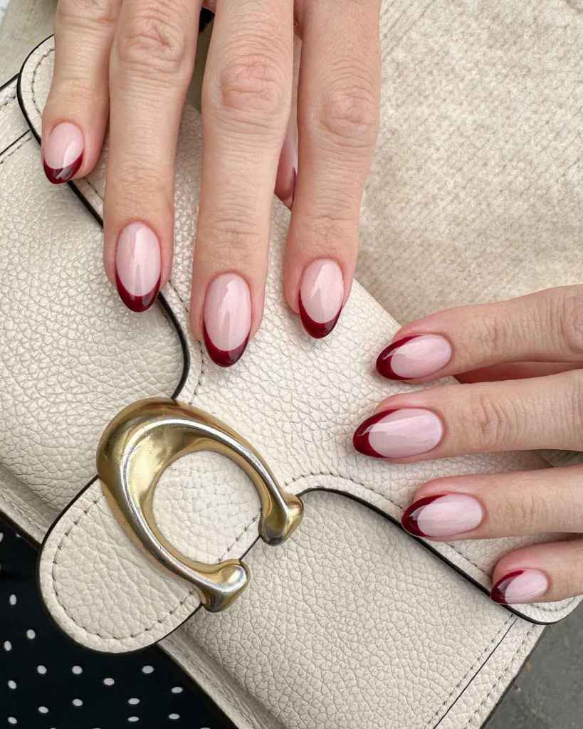 La manicura francesa en tonos burdeos es un SÍ