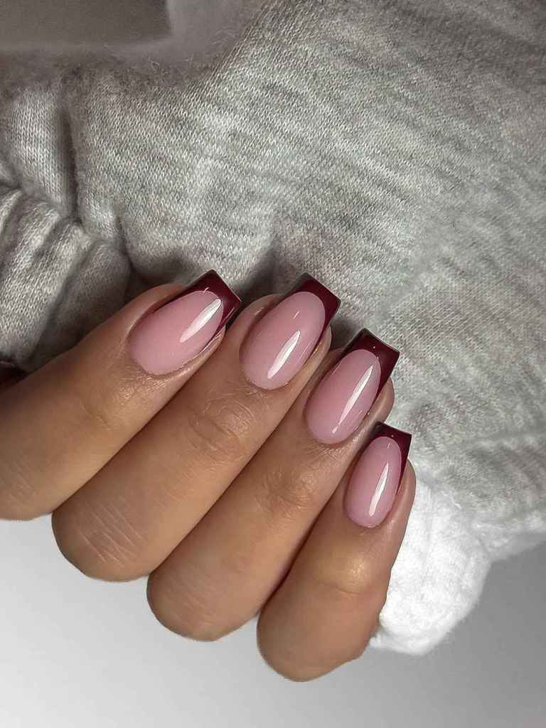 La manicura francesa en tonos burdeos es un SÍ.