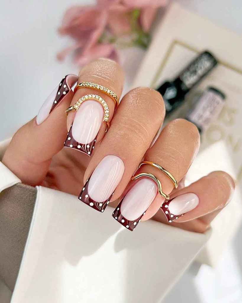 Los lunares combinan a la perfección con la manicura francesa
