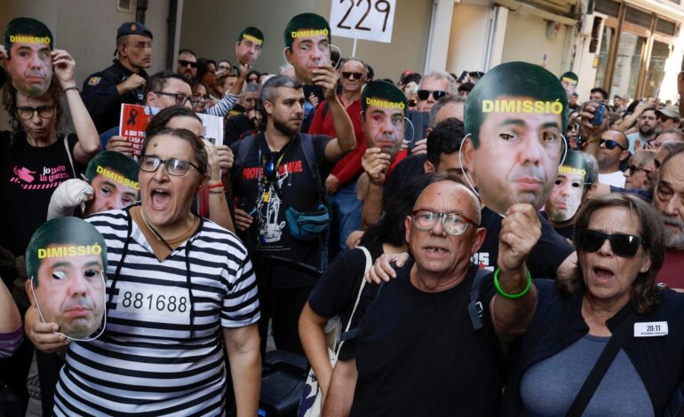 Un clamor emula el recorrido de la vergüenza de Mazón el día de la DANA y exige su dimisión ante ‘El Ventorro’