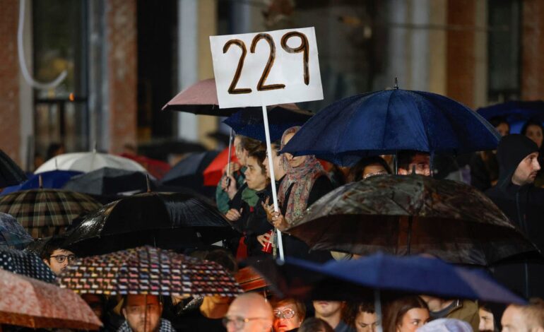 los clamores contra Mazón se repiten también en el exterior del funeral de Estado por la DANA