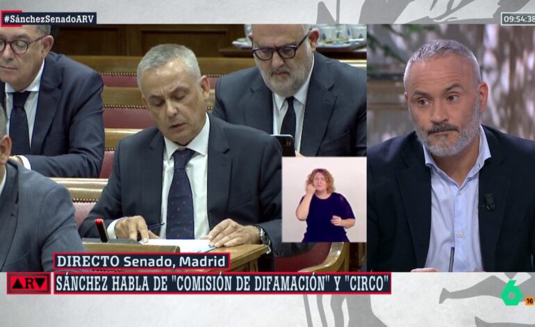 La única novedad es que hoy miente con gafas de cerca