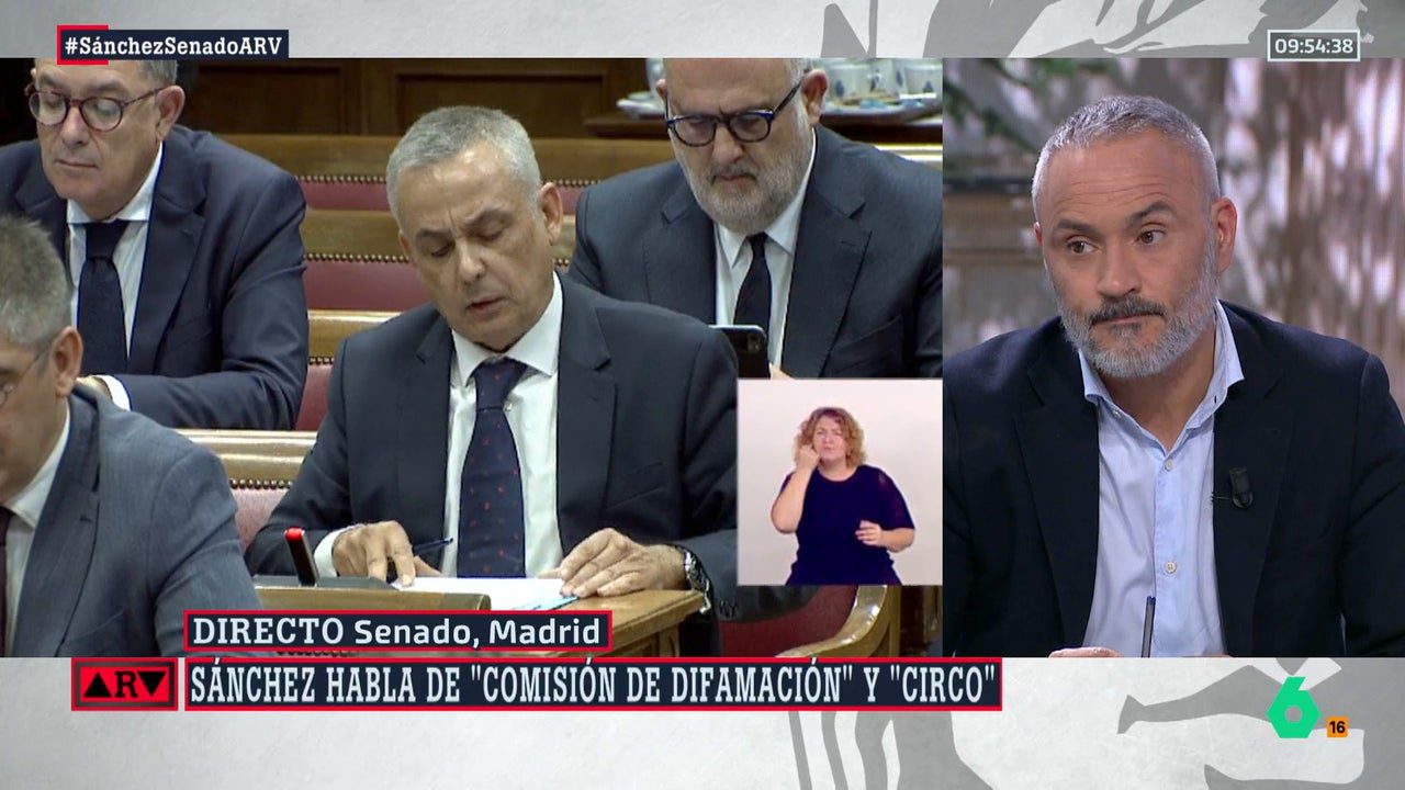 La única novedad es que hoy miente con gafas de cerca