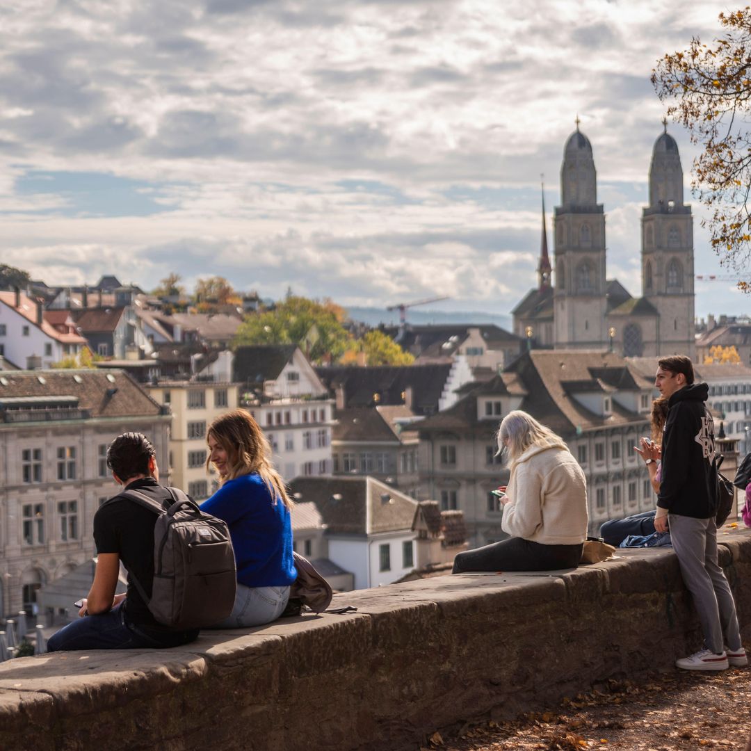 Los jóvenes contemplando el río Limmat cerca de Lindenhof, Zurich, Suiza