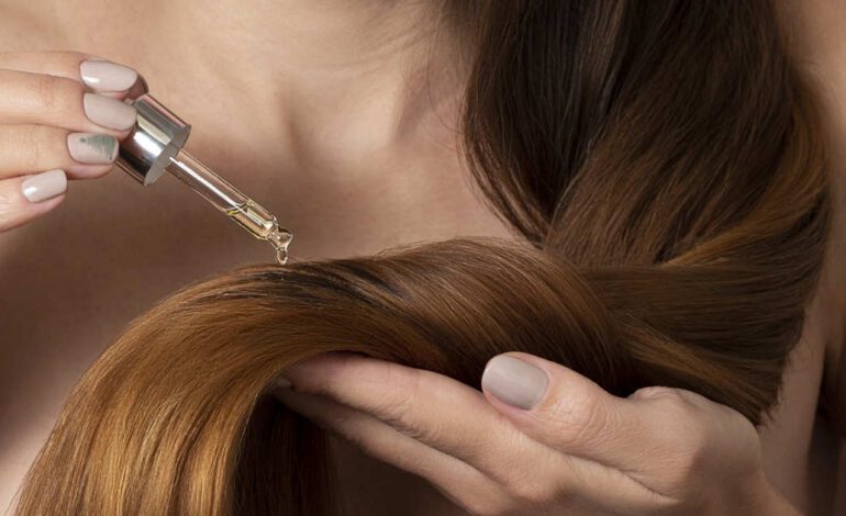 Una pequeña cantidad de aceite de jojoba evita las puntas abiertas y da un brillo increíble al pelo. No necesitas más