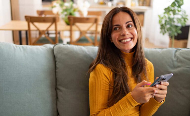 Qué significa volver a escuchar tus audios de WhatsApp después de haberlos enviado, según la psicología