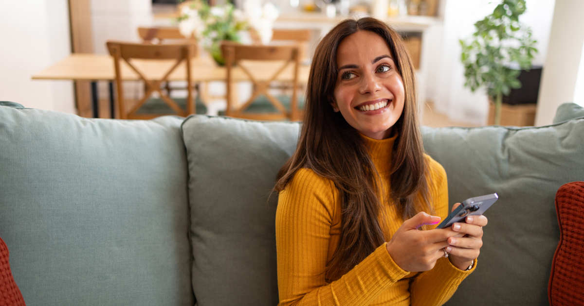 Qué significa volver a escuchar tus audios de WhatsApp después de haberlos enviado, según la psicología