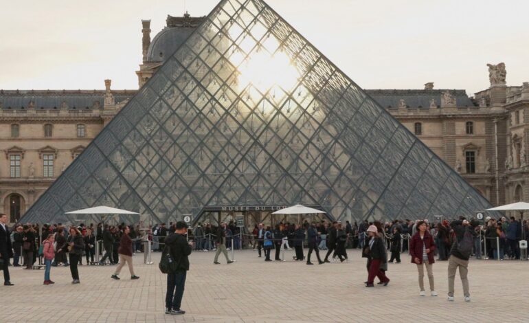 Detienen a un tercer sospechoso del robo del Louvre, pero las joyas siguen desaparecidas