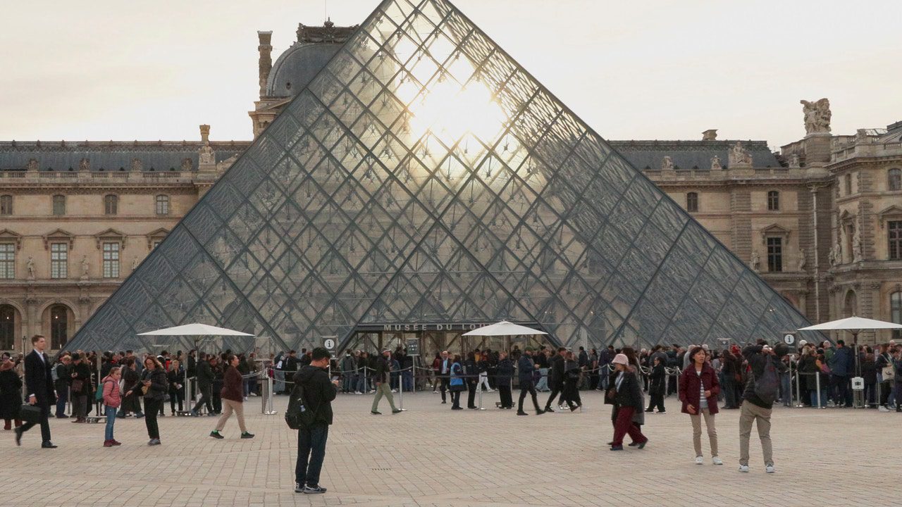 Detienen a un tercer sospechoso del robo del Louvre, pero las joyas siguen desaparecidas