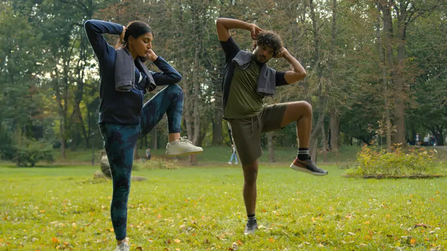 oblicuos abdominales, rodilla de pie, codo