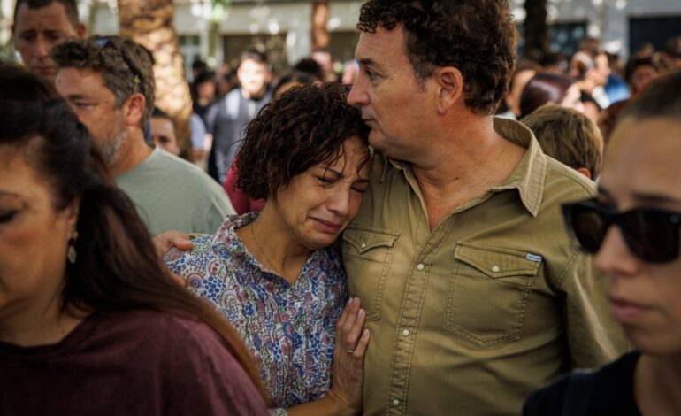 Los padres de Sandra Peña se funden en un abrazo entre lágrimas en la manifestación contra «el monstruo del bullying»