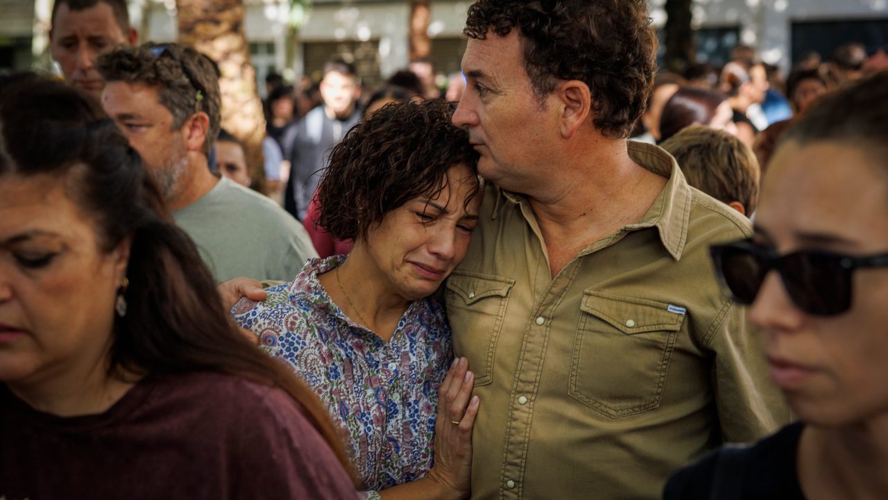 Los padres de Sandra Peña se funden en un abrazo entre lágrimas en la manifestación contra «el monstruo del bullying»