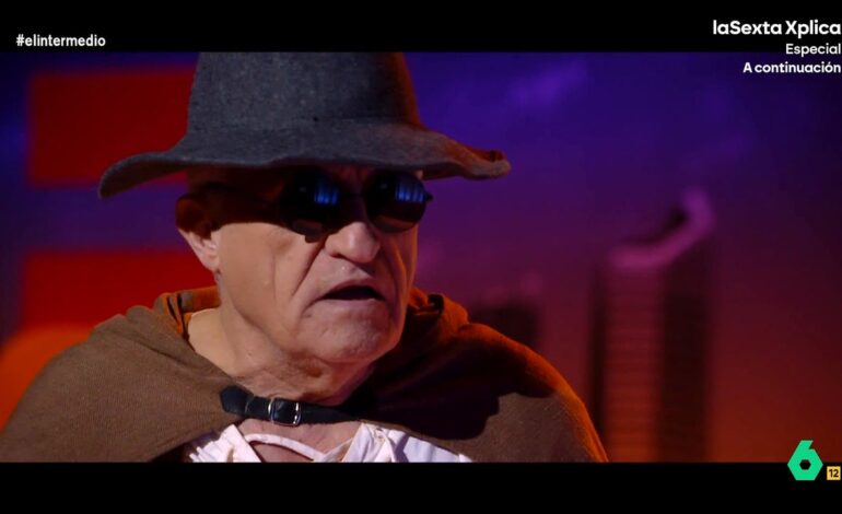 No padece ni se inmuta, el barro no le salpica, los ataques no le turban