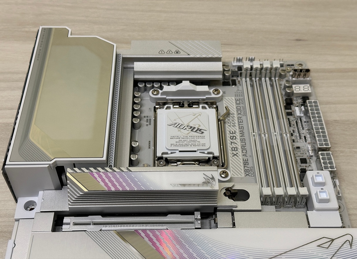 X870E AORUS MASTER X3D ICE