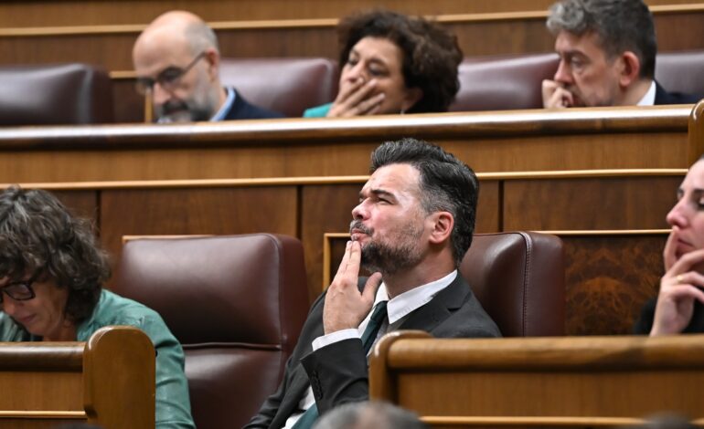 Rufián llama «psicópata» a Carlos Mazón por asistir al funeral de Estado de las víctimas de la DANA