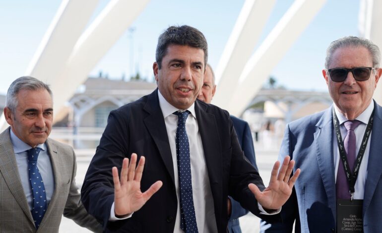 Un enigmático Mazón sorprende con sus giros de guion y aleja el foco del interrogatorio del PP a Sánchez en el Senado