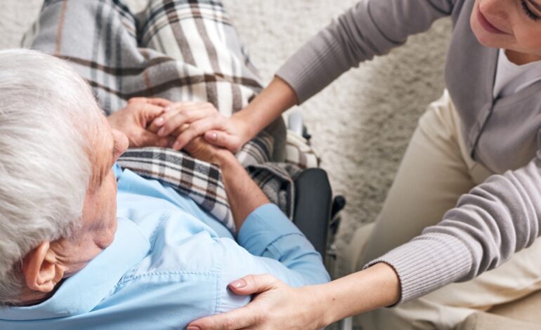 La mitad de las personas cuidadoras en España cuidan a la vez de sus padres y de sus hijos