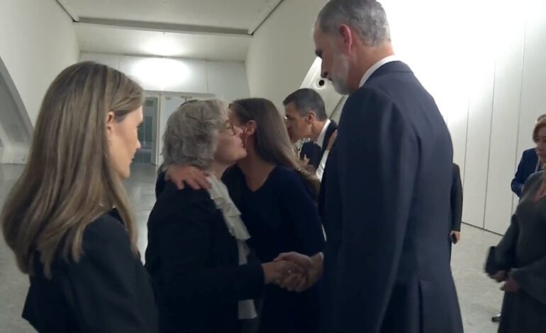 Los Reyes se reúnen con las familias de las víctimas de la DANA antes del funeral de Estado en Valencia