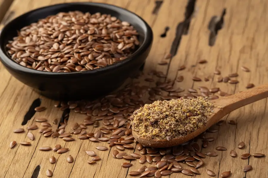 Semillas de lino enteras y molidas.