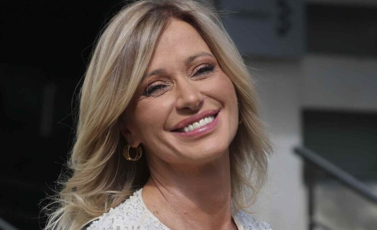 Susanna Griso arriesga con este vestido de invitada de palabra de honor y acapara todas las miradas de la boda