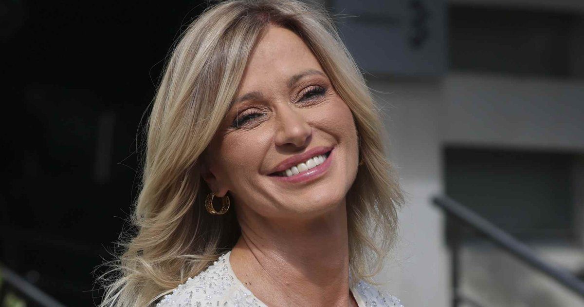 Susanna Griso arriesga con este vestido de invitada de palabra de honor y acapara todas las miradas de la boda