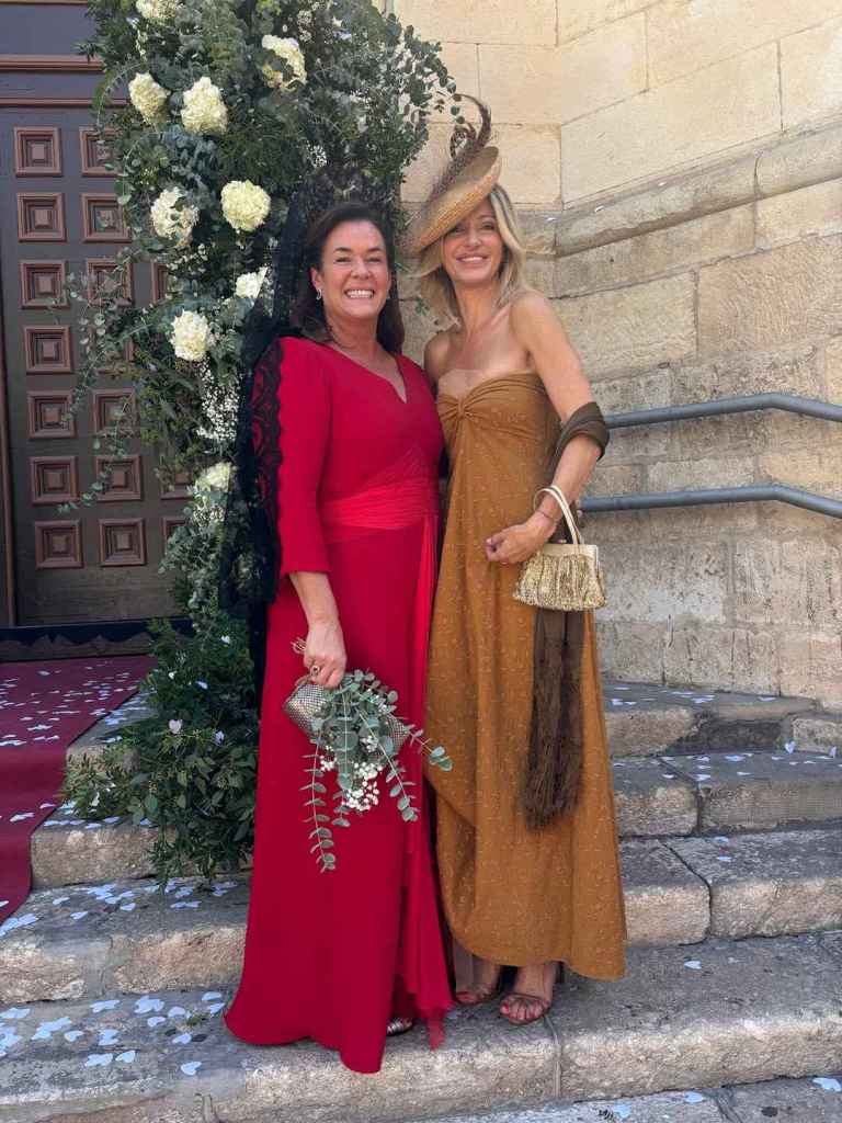 Susanna Griso con su look de invitada con otra invitada