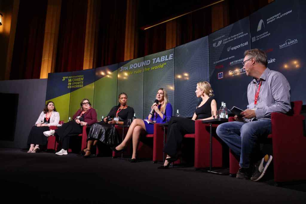 La mesa de debate Nosotros gobernamos el mundo