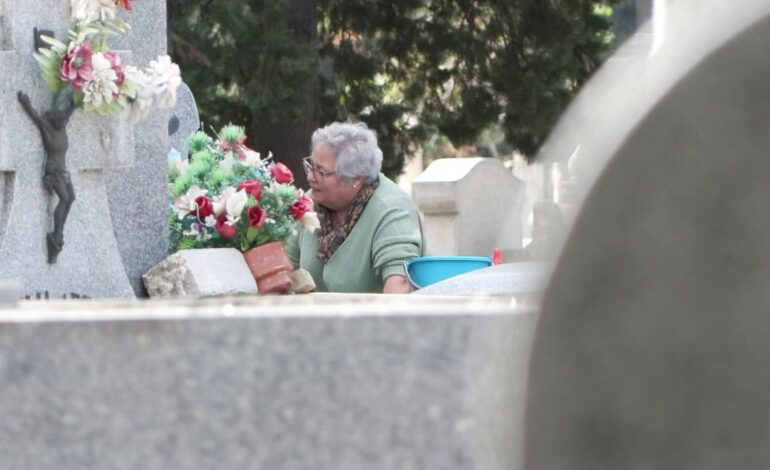 La tradición del Día de Todos los Santos lucha por mantenerse viva entre las nuevas generaciones