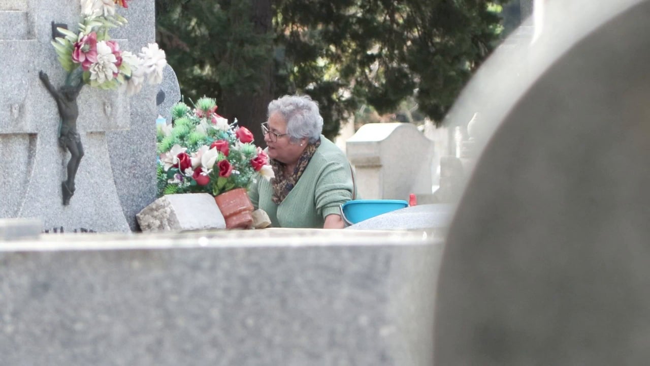 La tradición del Día de Todos los Santos lucha por mantenerse viva entre las nuevas generaciones