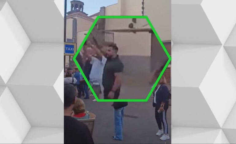 Vecinos de La Laguna increpan a Abascal al grito de «fascista» y uno de sus acompañantes se lo confirma con una alzada de brazo