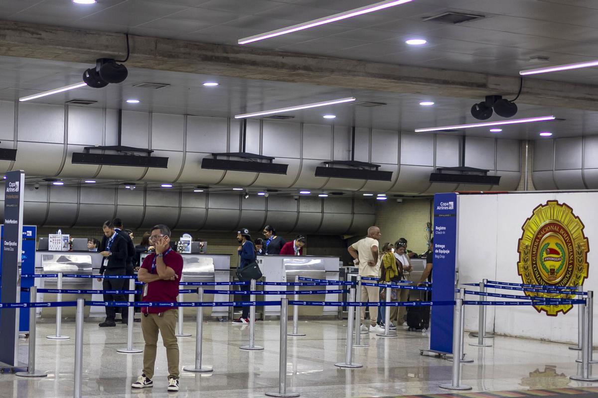 Escaso tráfico en el aeropuerto internacional Simón Bolívar, en Maiquetía (Venezuela) tras la decisión de las autoridades venezolanas de revocar la concesión de vuelos a seis aerolíneas extranjeras.