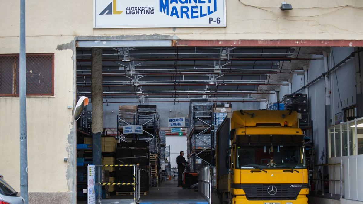 Los trabajadores de Magneti Marelli tratan de parar el cierre de la fábrica de Santpedor con una huelga