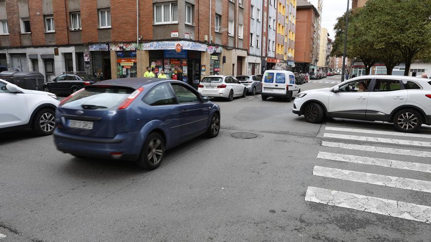 Los vecinos de El Llano piden medidas en los cruces con la calle Leoncio Suárez ante los continuos accidentes y frenazos