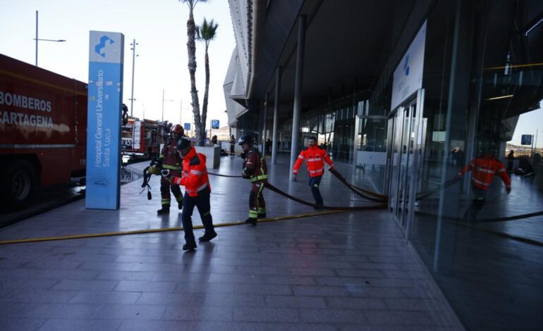 HOSPITAL SANTA LUCÍA | Una testigo del incendio del hospital de Cartagena: «Al darme la vuelta, la ventana estaba llena de fuego, daba mucho miedo»