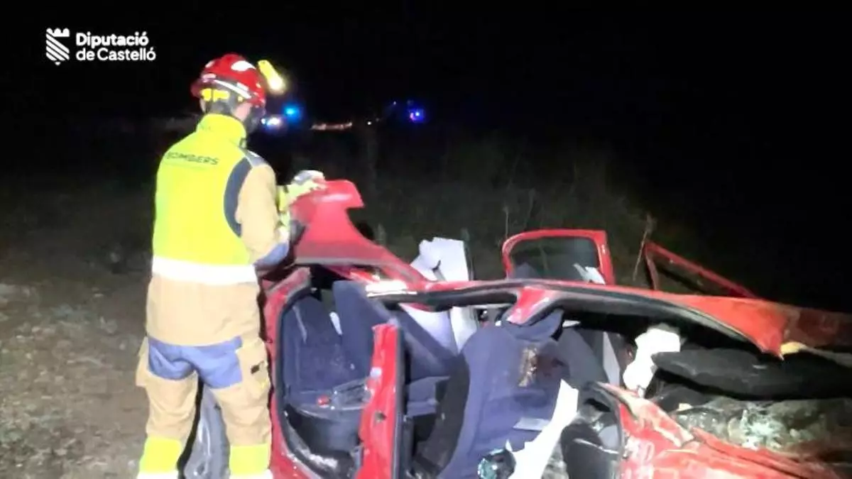 Dos personas muertas y tres heridas al caer un coche a un barranco en Benassal, Castellón