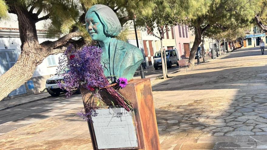 Emaya limpia las esvásticas y la simbología nazi del busto de Aurora Picornell, que continúa dañado