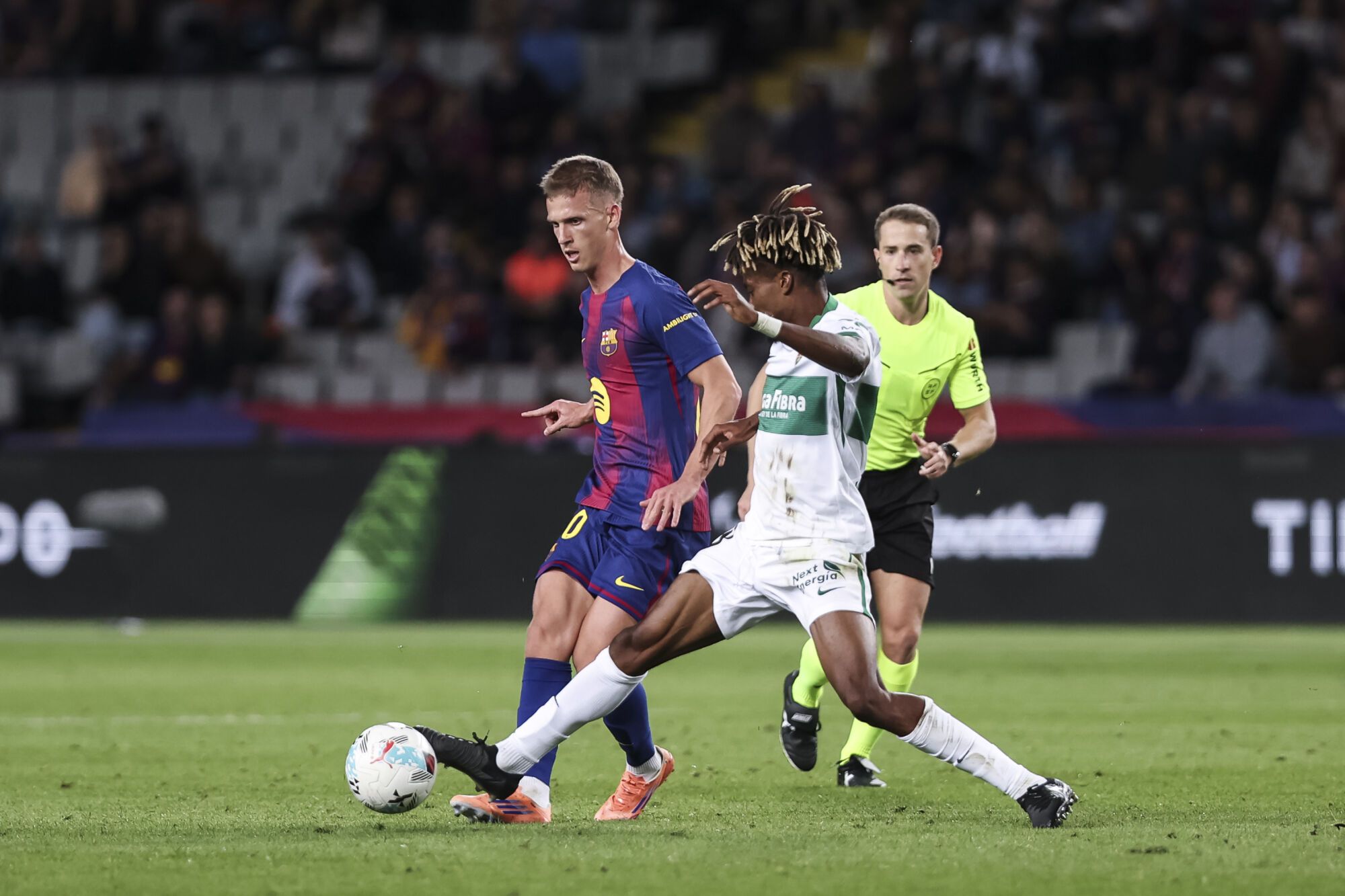 Dani Olmo del FC Barcelona y John Donald del Elche CF compiten por el balón durante la liga española, La Liga EA Sports, partido de fútbol jugado entre el FC Barcelona y el Elche CF en el Estadi Olimpic Lluis Companys el 2 de noviembre de 2025 en Barcelona, ​​​​España. AFP7 11/02/2025 SÓLO PARA USO EN ESPAÑA. Javier Borrego / AFP7 / Europa Press;2025;SPORT;ZSPORT;SOCCER;ZSOCCER;FC Barcelona v Elche CF - La Liga EA Sports;