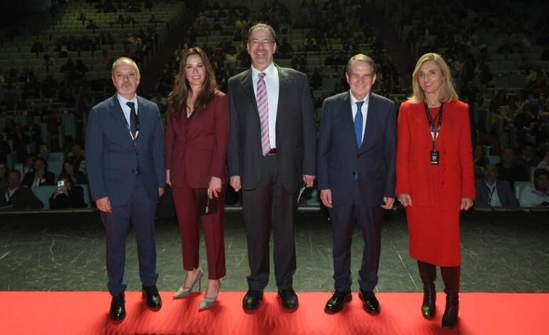 DARON ACEMOĞLU | El Nobel de Economía advierte en Vigo que el descontrol de la IA supondrá «un problema» para el futuro de las democracias