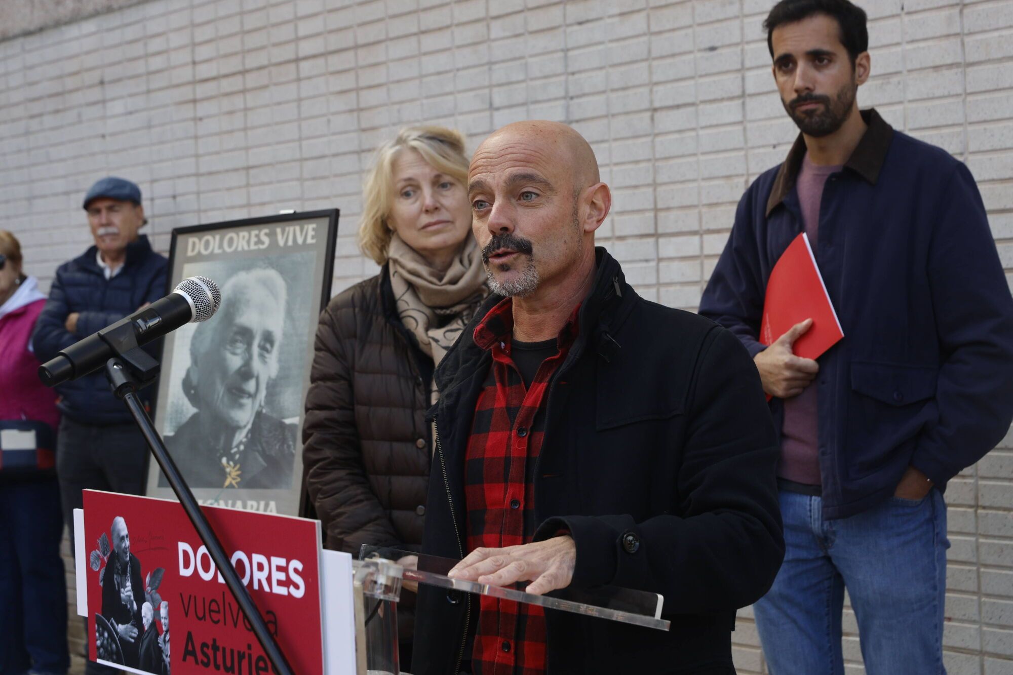 Ofrenda floral en la placa dedicada a "La Pasiflora". Organizan IU y CC OO y estará la nieta.